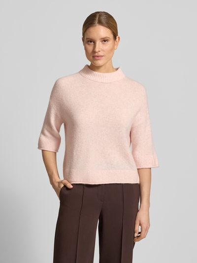 Frauenmodel trägt Strickshirt mit überschnittenen Schultern Modell 'Pafinna' von OPUS, hellrosa, gerippter Rundhalsausschnitt, Material-Mix mit Mohair-Anteil, Nahaufnahme Oberkörper.