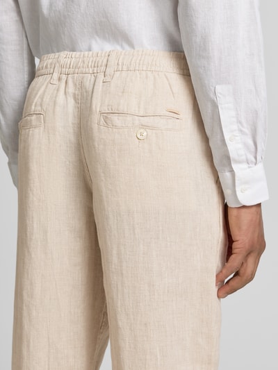 Männermodel trägt Leinenhose mit Eingrifftaschen Modell 'KARL LAWRENCE' von Jack & Jones Premium, strukturierte beige Oberfläche, Detailaufnahme Rückansicht, Herren, Straight Fit, Reines Leinen, Bundweite 42 cm, Innenbeinlänge 75 cm.