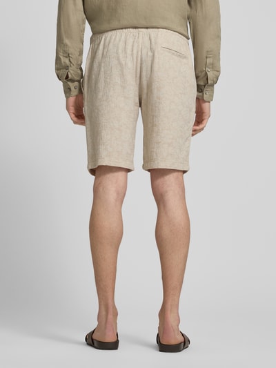 Männermodel trägt Bermudas mit elastischem Bund und Gesäßtasche von MCNEAL aus Baumwoll-Mix mit Leinen-Anteil, sandfarbener Allover-Look, Regular-Fit, Bundweite 47 cm, Innenbeinlänge 26 cm, Ganzkörperansicht Rückansicht.