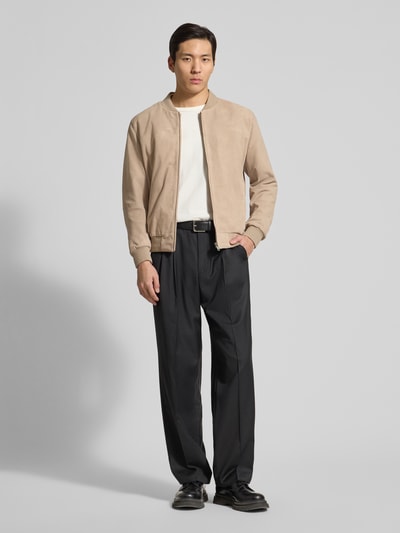 Männermodel trägt Bomberjacke aus Ziegenleder von Profuomo in Beige mit Stehkragen und Reißverschluss, Ganzkörperansicht von vorne.