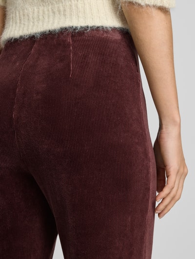 Vrouwenmodel draagt Regular fit corduroy broek uit katoenmix model 'ELAINE' van Raffaello Rossi, Dames corduroy broek, detailopname