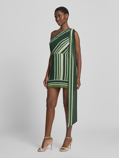 Frauenmodel trägt Cocktailkleid mit Schal Modell 'Trudy' von Forever New in Dunkelgrün und Creme, One-Shoulder, taillierter Schnitt, Minikleid, Ganzkörperansicht von vorne.