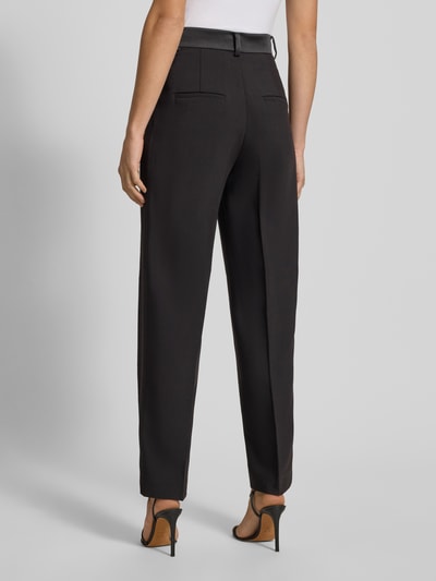 Frauenmodel trägt High Rise Stoffhose mit Gesäßtaschen von Bardot im schwarzen Material-Mix mit Viskose-Anteil, Bügelfalten, Ganzkörperansicht Rückansicht.