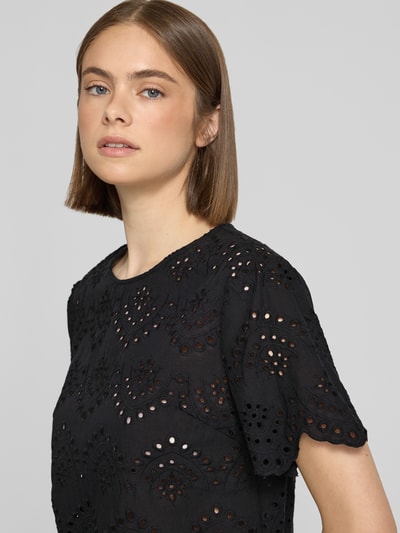 Frauenmodel trägt Regular Fit Blusenshirt aus reiner Baumwolle Modell 'VILDE' von Pieces, Optik: Unifarben, Materialverarbeitung: Popeline, Nahaufnahme Oberkörper.