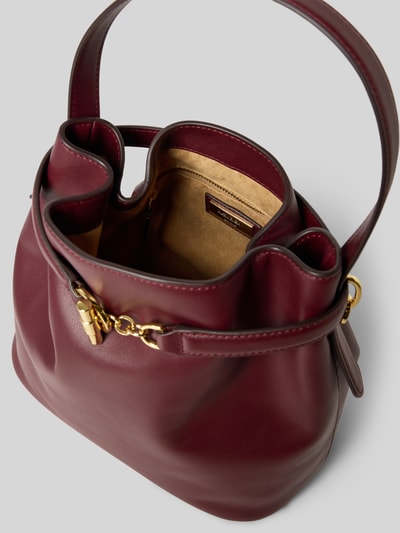 Produktfoto, Torebka typu Bucket Bag aus echtem Rindsleder von Lauren Ralph Lauren w kolorze bordowym, otwarta główna przegroda, odpinany pasek na ramię, ozdobna sprzączka, wewnętrzna przegródka zapinana na zamek błyskawiczny, rozmiar 24 cm szerokości, 24 cm długości, 14 cm głębokości, pasek 117 cm.