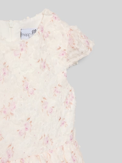 Mädchen trägt Regular Fit Kleid mit floralen Allover-Details von Happy Girls, zarte Pastellfarben, strukturierte Oberfläche, Nahaufnahme Oberkörper.