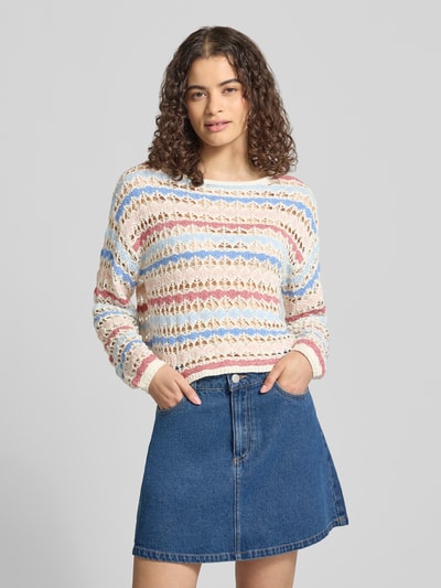 Vrouwenmodel draagt pullover met ajourtricot in pastelkleuren, regular fit Regular Fit Pullover met oversneden schouders model 'GEENA' van ONLY, dames pullover, bovenlichaam close-up vooraanzicht.