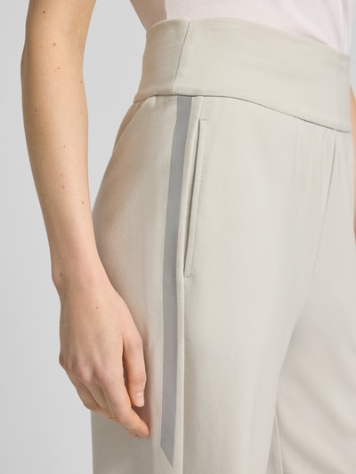 Frauenmodel trägt Hose mit elastischem Bund Modell 'ANNY' von FIRE + ICE, Beige, Baumwoll-Mix mit Stretch-Anteil, Nahaufnahme Oberkörper.