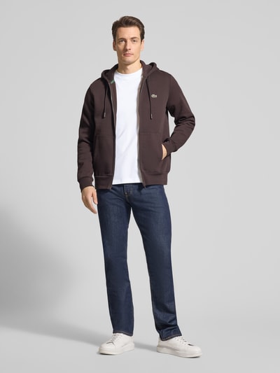 Männermodel trägt Regular Fit T-Shirt aus reiner Baumwolle von Lacoste, Optik: unifarben, Logo-Stitching, Rundhals, Kurzarm, Ganzkörperansicht von vorne