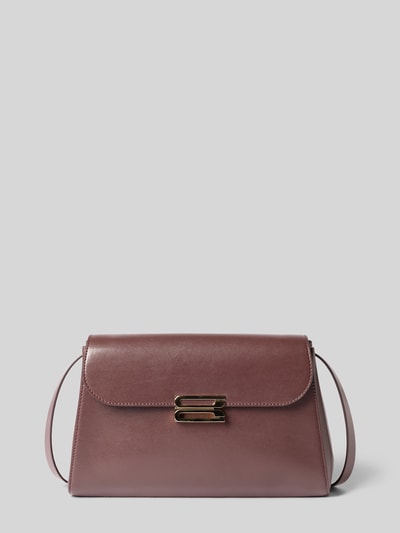 Produktfoto, Crossbody Bag mit Klickverschluss von Victoria Beckham w odcieniu śliwkowym, ozdobne szwy, Główna przegroda z klapką, Przegródka wewnątrz, Detal z logo, smukły pasek na ramię, Szerokość w rozmiarze 1: 25 cm, Długość w rozmiarze 1: 18 cm, Głębokość w rozmiarze 1: 6 cm