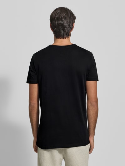 Männermodel trägt T-Shirt mit Rundhalsausschnitt im 2er-Pack von Christian Berg Men, schwarze Baumwolle, Slim Fit, Ganzkörperansicht Rückansicht.