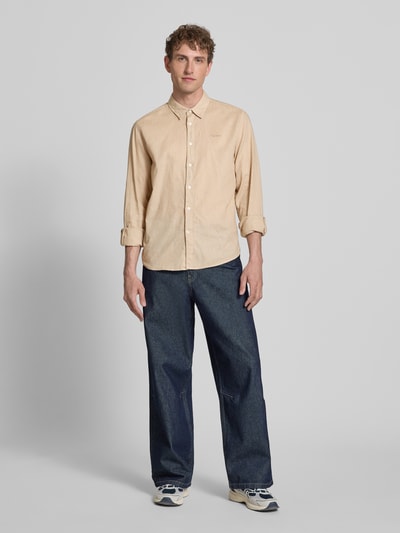 Männermodel trägt Regular Fit Freizeithemd aus Leinen-Baumwoll-Mix Modell 'PAYTON' von Pepe Jeans in Beige, unifarben, Ganzkörperansicht von vorne.