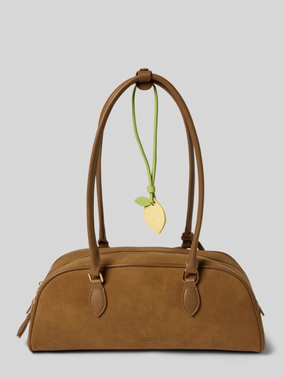 Produktfoto, braune Shoulder Bag in Leder-Optik Modell 'Nibe' von Seidenfelt, gelber Anhänger, glatte Oberfläche, neutrale Farben. Hauptfach mit Reißverschluss, Schulterriemen, Innentasche, Maße laut Kontext.