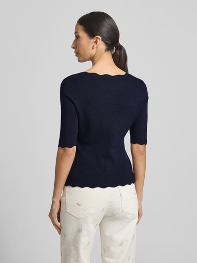 Frauenmodel trägt dunkelblaues Strickshirt aus Viskose-Mix mit Rüschenkragen von Christian Berg Woman, tailliert, Ganzkörperansicht Rückansicht.