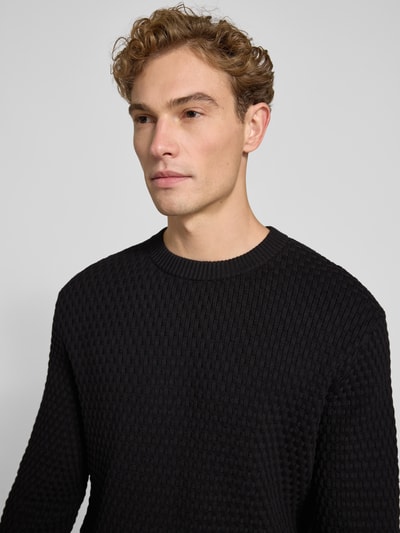 Männermodel trägt Regular Fit Pullover aus reiner Baumwolle Modell 'Sylas' von HUGO in Schwarz, strukturierte Oberfläche, Nahaufnahme Oberkörper, Herren Pullover von HUGO