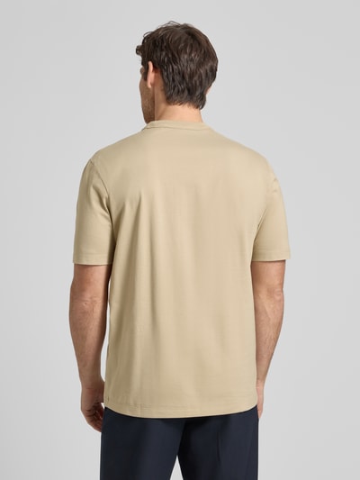 Męski model nosi Regular Fit T-Shirt aus reiner Baumwolle Modell 'H-TAUT 15' od BOSS, jednolity beżowy, krój regular fit, widok całej sylwetki z tyłu.