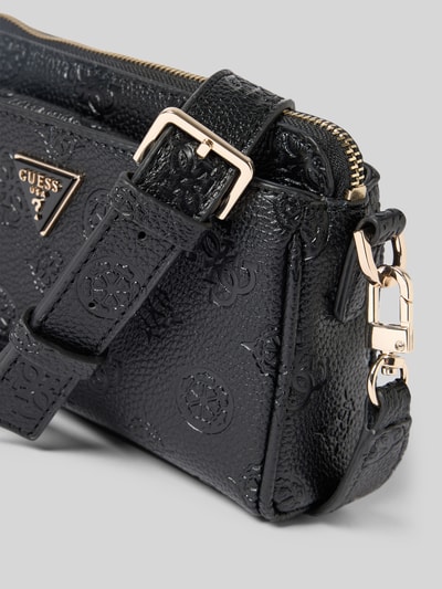 Produktfoto, schwarze Handtasche mit Logo-Muster, Label-Applikation, strukturierte Oberfläche, Modell 'CRESIDIA II' von Guess, Detailaufnahme. Kontext: Damen Handtasche, Hauptfach mit Reißverschluss, Schulterriemen, Größe 22x15x7 cm, Riemenlänge 120 cm.