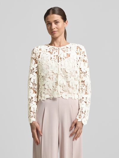 Kobiece modelka nosi Regular Fit Jacke aus floraler Spitze od Christian Berg Cocktail, kwiatowy wzór, okrągły dekolt, listwa guzikowa, długość tyłu w rozmiarze 36: 47 cm, widok całej sylwetki z przodu