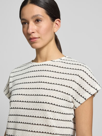 Frauenmodel trägt Damen T-Shirt mit Rundhalsausschnitt Modell 'SIV' von B.Young, Allover-Look, Material-Mix, Regular-Fit, Nahaufnahme Oberkörper.