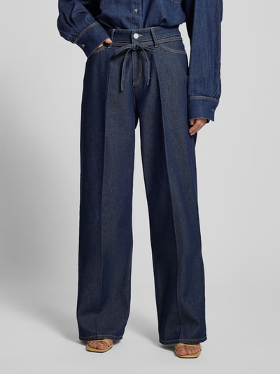 Vrouwenmodel draagt Wide Leg Jeans mit Bindegürtel van Christian Berg Woman in donkerblauw met lengtenaden, bindriem en achterzakken, close-up vooraanzicht.