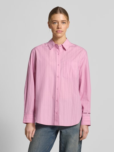 Kobiece modelka ma na sobie Regular Fit Bluse mit Brusttasche Modell 'LOVA' od Samsøe Samsøe, czysta bawełna, krój regular fit, kołnierzyk koszulowy, naszywana kieszeń na piersi, detal z logo, różowy z cienkimi paskami, długość tyłu w rozmiarze S: 74 cm, długość rękawa w rozmiarze S: 59 cm, widok całej sylwetki z przodu.