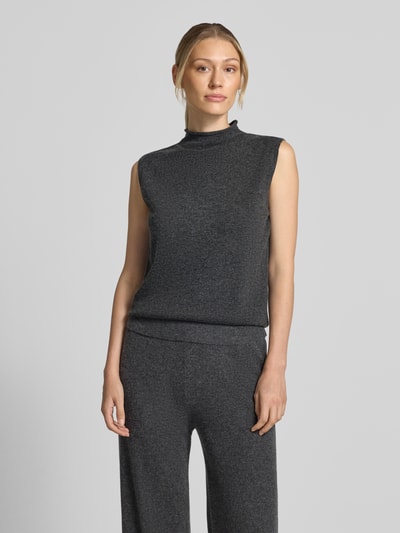 Frauenmodel trägt Top aus Lanawoll-Mix mit Kaschmir-Anteil Modell 'LASTRALE' von MM by Max Mara, dunkelgrau, Strick-Optik, Regular Fit, Stehkragen, Rückenlänge 56 cm, Ganzkörperansicht von vorne.