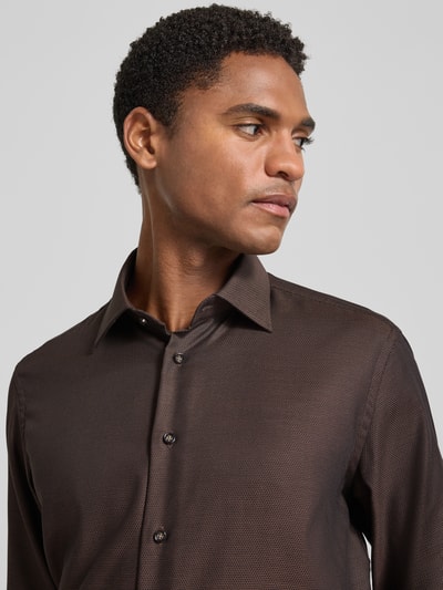 Christian Berg Men Regular Fit Business-Hemd mit Strukturmuster und Kentkragen Dunkelbraun 3