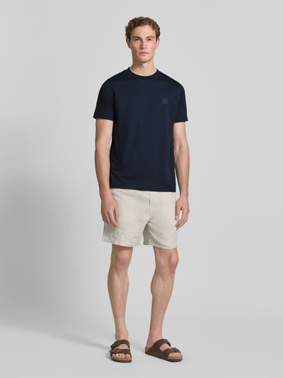 Männermodel trägt T-Shirt mit Rundhalsausschnitt und Logo-Print von Lerros, Baumwoll-Mix, Regular-Fit, dunkelblau, Ganzkörperansicht von vorne. Rückenlänge bei Größe M: 71 cm