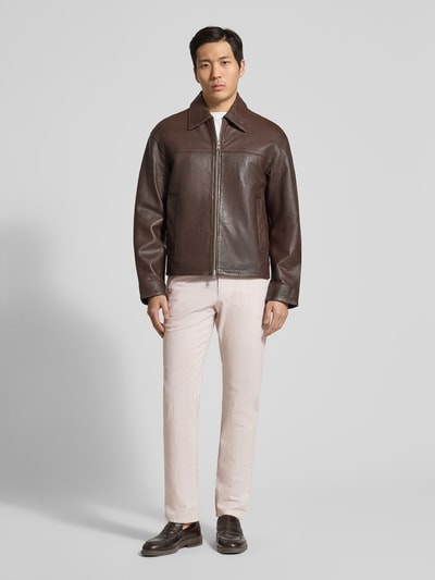 Mannelijk model draagt Hose aus Baumwoll-Leinen-Mix met Glencheck-Muster van Christian Berg Men, regular fit, lichte kleur met ruitmotief, detail met achterzakken, bundwijdte 45 cm, binnenbeenlengte 78 cm, volledige vooraanzicht.