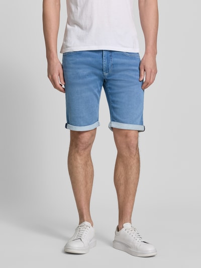 Männermodel trägt Bermudas in Denim-Optik mit Eingrifftaschen von MAC, Baumwoll-Elasthan-Mix, Regular-Fit, Used-Look, Umschlag, Ganzkörperansicht von vorne.
