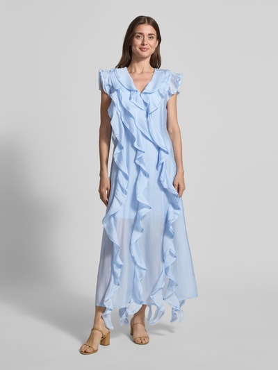 Vrouwenmodel draagt lichtblauw midi-jurk uit lyocellmix met volants, A-lijn, V-hals, ruglengte maat S 125 cm, borstwijdte 40 cm, mouwlengte 131 cm, model 'MOLLY' van Copenhagen Muse, geheelvooraanzicht.
