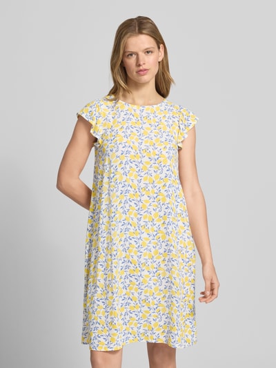 Frauenmodel trägt Regular Fit Sommerkleid aus reiner Viskose Modell 'BARRI' von Pieces, Optik: Allover-Muster, knielang, Rundhals, Kurzarm, Schmetterlingsärmel, Materialverarbeitung: Crêpe, Ganzkörperansicht von vorne