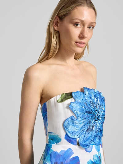 Vrouwenmodel draagt Off-Shoulder-Kleid im Allover-Look mit Pailletten van Adrianna Papell in wit en blauw met grote bloem, all-over look, pailletten, A-lijn, maxi-jurk; ruglengte maat 36: 124 cm, borstwijdte maat 36: 37 cm. Nahaufnahme bovenlichaam.