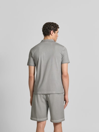 Männermodel trägt Regular Fit Poloshirt aus Baumwolle von Diesel in Grau mit Polokragen, Label-Details, Kurzärmelig, Rückenlänge 70 cm, Ganzkörperansicht Rückansicht.