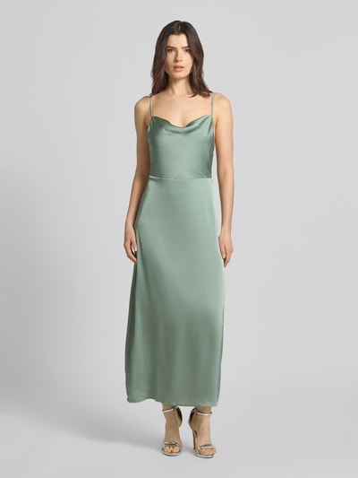 Frauenmodel trägt Regular Fit Midikleid mit Rückenausschnitt Modell 'Ravenna' von Vila aus grünem Satin mit Spaghettiträgern, Ganzkörperansicht von vorne. Rückenlänge bei Größe 36: 117 cm, Brustweite bei Größe 36: 33 cm.