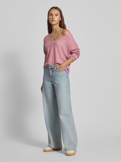Vrouwenmodel draagt Regular fit pullover met V-hals model 'RICA LIFE' van Only in melange roze, gebreide stof, lange mouw, volledige lichaamsweergave van voren.