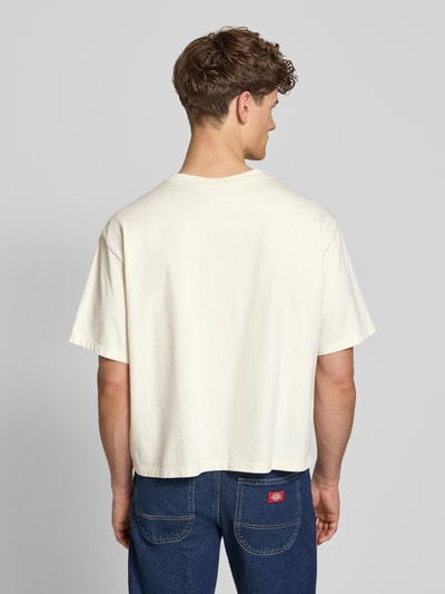 Männermodel trägt Relaxed Fit T-Shirt aus reiner Baumwolle von Calvin Klein Jeans, Optik: Unifarben, Ganzkörperansicht Rückansicht
