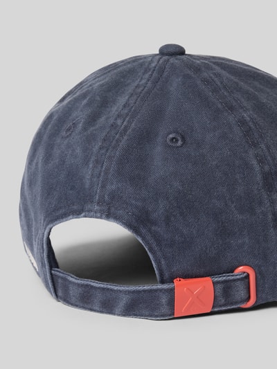 Produktfoto, Base Cap mit Allover-Logo-Print Modell 'Kobe' von Unio aus bawełna z wyhaftowanym motywem, ciemnoniebieska czapka z daszkiem, czerwony detal