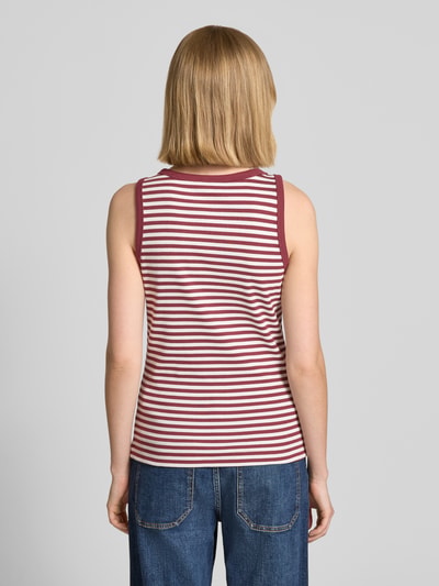 Frauenmodel trägt Regular Fit Tank Top aus Baumwoll-Mix von s.Oliver RED LABEL, Optik:Allover-Muster, gestreift, Stickerei, Ganzkörperansicht Rückansicht.