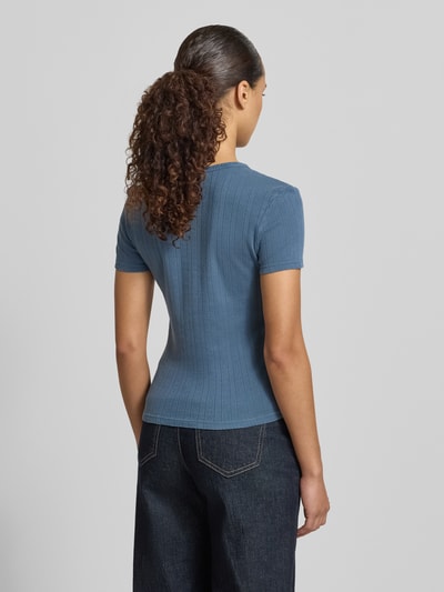 Frauenmodel trägt T-Shirt in Pointelle-Strick mit Rundhalsausschnitt von Jake*s Casual, reine Baumwolle, Körpernaher-Schnitt, Rückenlänge 51 cm, blaue Strickstruktur, Ganzkörperansicht Rückansicht.