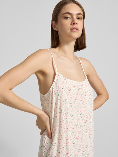 Frauenmodel trägt schmales Freizeitkleid aus reiner Viskose Modell 'BARRI' von Pieces, florales Allover-Muster, Nahaufnahme Oberkörper.