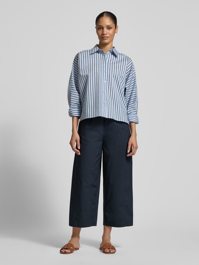 Vrouwenmodel draagt Hose met elastischem Bund van Lanius in donkerblauw, puur katoen, relaxed fit, tunnelkoord, geheel vooraanzicht.