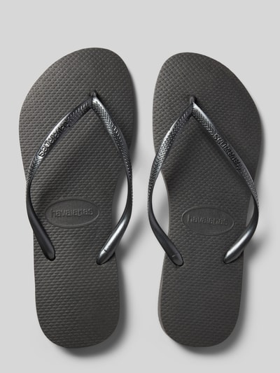Produktfoto, Flip-Flops mit Logo-Detail von Havaianas in Schwarz, abgerundete Passform, offene Ferse, Zehentrenner, Absatzhöhe 1 cm, Damen