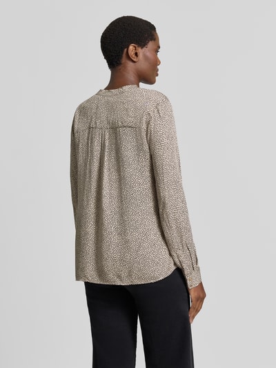 Vrouwenmodel draagt Regular Fit blouse uit viscose met v-hals van MORE & MORE, all-over look, beige met zwart, ruglengte maat 36: 63 cm, mouwlengte maat 36: 61 cm, zuivere viscose, all-over motief, regular fit, v-hals, blouse, blouse met lange mouwen, rugaanzicht, detailopname.