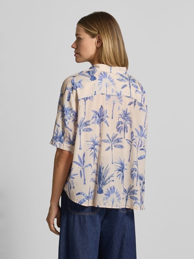 Frauenmodel trägt Relaxed Fit Bluse im Allover-Look von Emily Van den Bergh aus Reine Baumwolle mit Hemdblusenkragen, Rückenlänge 63 cm, Ärmellänge 32 cm, Ganzkörperansicht Rückansicht.
