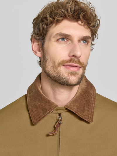 Männermodel trägt Regular Fit Bomberjacke aus reiner Baumwolle Modell 'HARRINGTON' von GANT in Braun, Nahaufnahme Oberkörper, Herren Bomberjacke / Blouson.