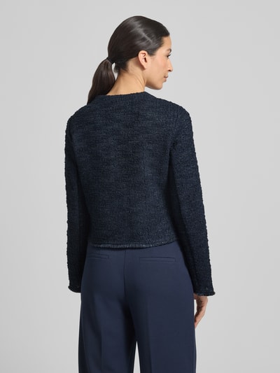 Vrouwenmodel draagt Slim Fit Blazer in bouclé-look van Betty Barclay in donkerblauw katoenmix met borstzak en ronde hals, ruglengte maat 36: 48 cm, borstwijdte 46 cm, mouwlengte 58 cm. Ganzichaansicht achterkant.