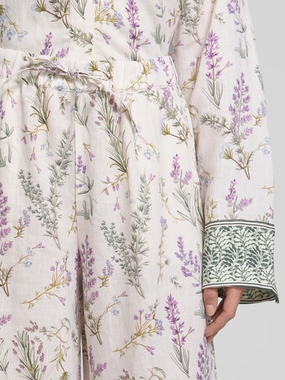 Frauenmodel trägt Wide Leg Leinenhose mit Lavendelprint von Christian Berg Woman, florales Muster, reines Leinen, Nahaufnahme Oberkörper.