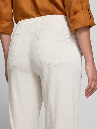 Frauenmodel trägt Culotte mit französischen Eingrifftaschen Modell 'Linn' von Angels, Reine Baumwolle, Loose-Fit, Gesäßtaschen, Ganzkörperansicht Rückansicht.