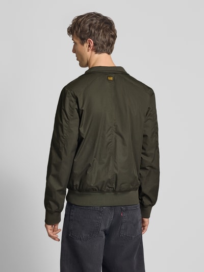Männermodel trägt Jacke mit Stehkragen und Reißverschluss von G-Star Raw, Baumwoll-Mix, Regular Fit, Ganzkörperansicht Rückansicht